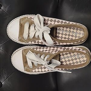 Women's No Bounderies sneakers, size 7.